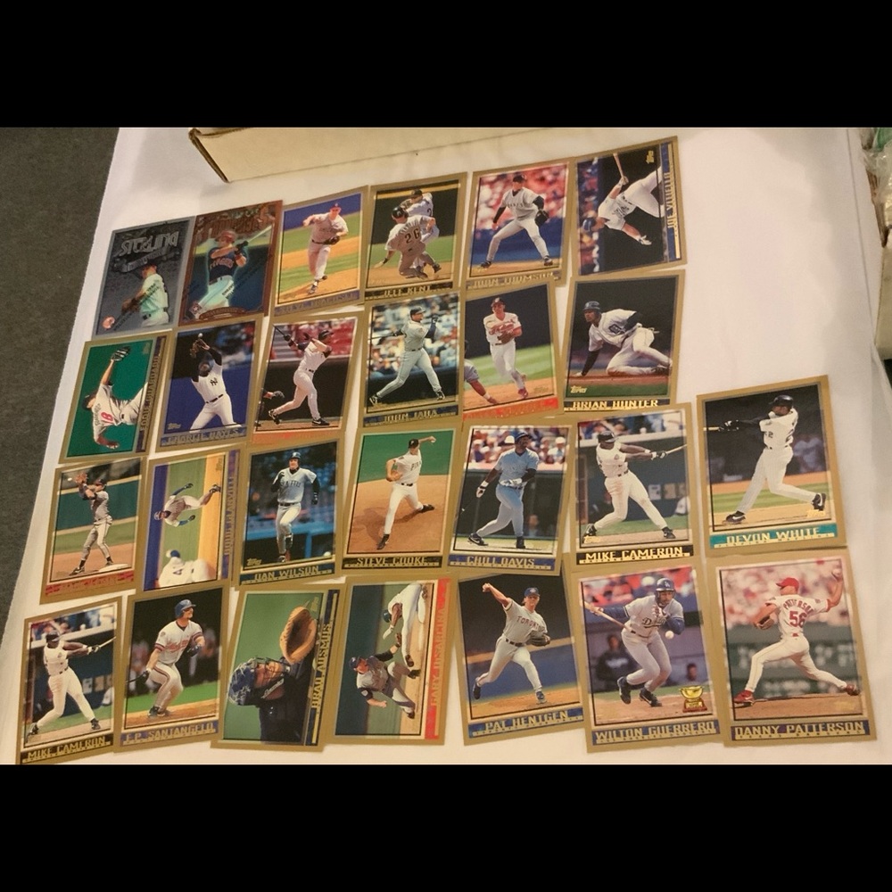 Bundle of Baseball Cards Lot 329